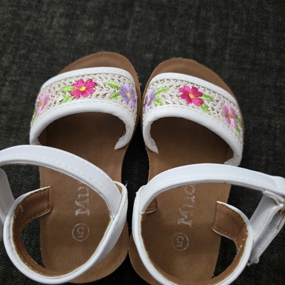 Mudd White Floral Kids Sandals - Picture 3 of 9
